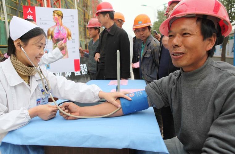 走進農(nóng)民工"活動,向農(nóng)民工講解男性健康知識,提供男性健康咨詢服務